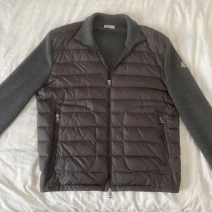 Moncler Cardigan - Säljer en superfin Moncler Cardigan, perfekt till våren! Skick 8,5/10. Storlek xxl, fits L, M. Självklart äkta! Hör av gärna av dig vid minsta lilla fundering 👊🏿Byten är intressant!