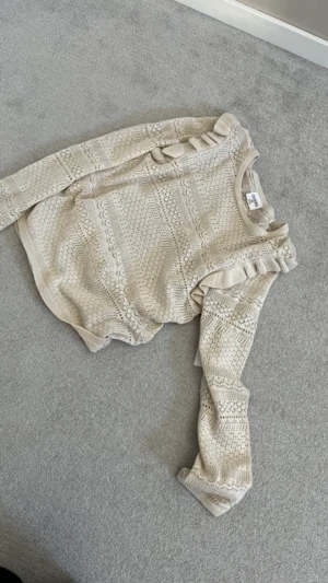 Super fin virkad/stickad tröja😚 - En super fin stickad/virkad långärmad tröja med mönster och lite volanger på ärmarna Aldrig använd pga att jag fick en likadan i födelsedagspresent😚🫶🏻