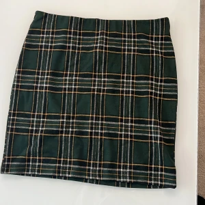 Kjol - Rutig fin kjol från Gina.  Strl M  Använd en gång.