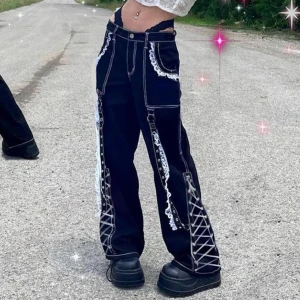 Bondage pants med snörning - Bondage pants med snörning, spetsdetaljer och straps. Använda 2 gånger så i mycket fint skick. Märkta L men mer som en M. Tyget är ett jeansmaterial. Första bilden är lånad.