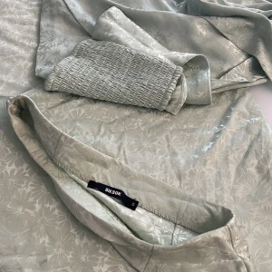 Set - Jätte fint set från Bikbok.  Använd en gång på resa.  Toppen är M och kjolen S. Säljer båda för 500. Och 250 / plagg