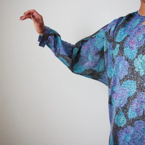 Glittrig och mönstrad klänning, 80-tal - Otroligt mönster! Bilderna gör den inte riktigt rättvisa. Jag har haft den  med vida kostymbyxor under - jättefint! 