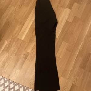 Kostymbyxor - Kostymbyxor från Bikbok som nu är försmå för mig. Använda sparsamt och inga skador som är synliga❤️De är högmidjade så de börjar vid navel så midjemåttet räknas där! Midjemått: 31 Innerbenslängd: 78❤️ De är i en Bootcut stil så bredare vid fötterna 💗❤️