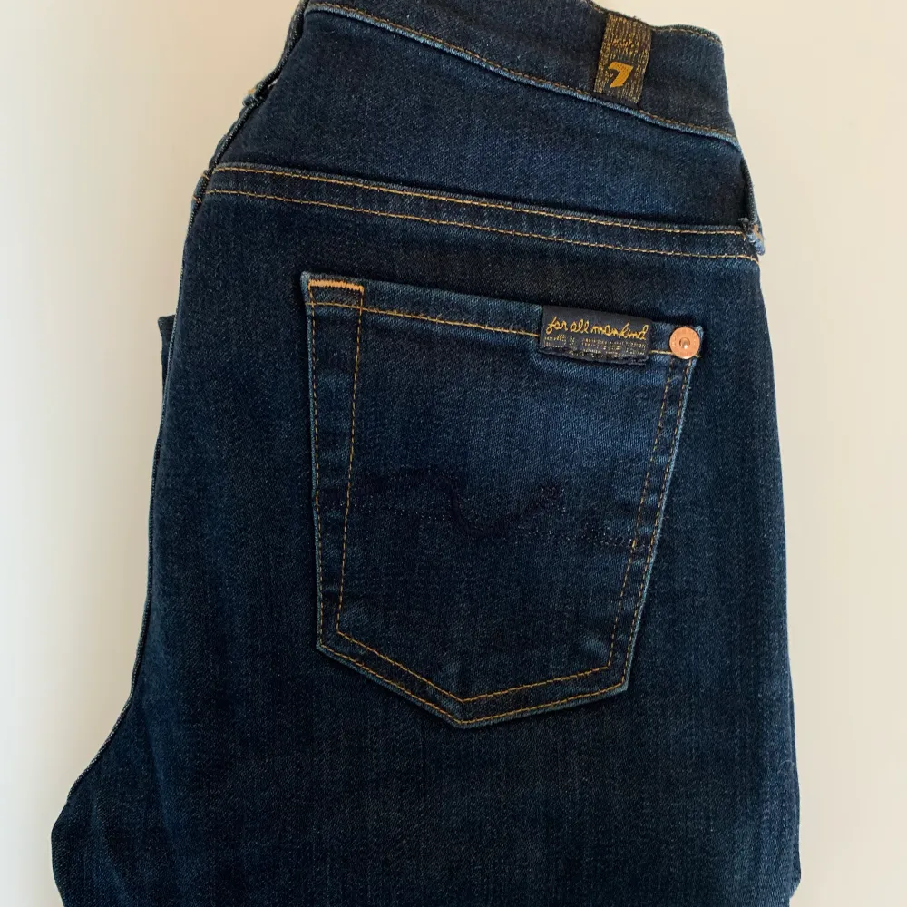 Ett par mörkblå jeans. Tight modell med låg midja. Använda, är i bra skick. Storlek: 25. Jeans & Byxor.