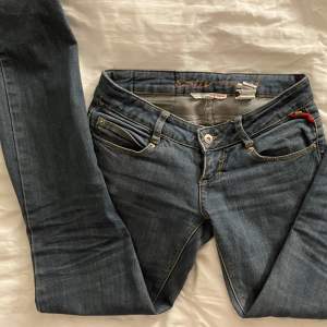 Jättefina lågmidjade jeans i storlek xs, köpta secondhand, är ganska små i storleken. Lite slitage i vissa områden, förövrigt bra skick.  Midjemått runt 70. Benen är slim bootcut, och sitter bra i längd för mig som är 168. Skriv för fler bilder. 💕