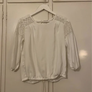 Blus - En vit superfin sommar-blus/tröja med snöre i ryggen