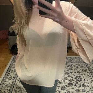 Rosa blus - Säljer denna snygga rosa blusen som inte har kommit till användning. Har dragkedja där bak och sen fina detaljer vid halsen