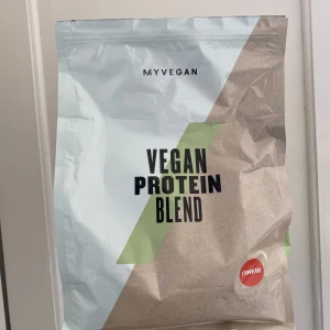 Myprotein Veganskt proteinpulver  - Nästan 1 kg veganskt proteinpulver från Myprotein i smaken jordgubb. Smakar som jordgubbsmilkshake! Säljer pga blir inte använt och tycker det är onödigt att det bara står, bäst före augusti 2023. Nypris 339 kr, har använt ett par ggr, skopa medföljer 