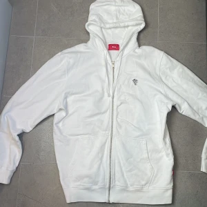 caliroots hoodie - vit hoodie från caliroots som aldrig har blivit använd. 10/10 skick. Nypris 899