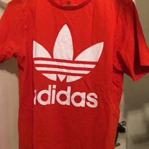 Adidas t-shirt - Tröja som inte kommer till användning längre, storlek XL i barn men passar även XS/S