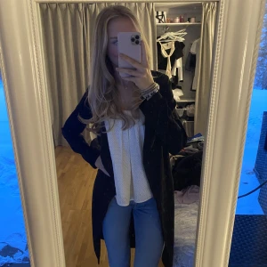 Kappa - Säljer min tunna svarta kappa som passar perfekt till våren och sommaren, inköpspris är 600kr men säljer för 200 trots den knappt är använd🫶🏼