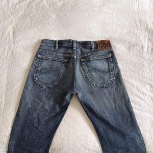 Ett par skitcoola lee jeans som har jättefina detaljer. Dom är Lågmidjade och bootcut😍. Säljer pga för stora