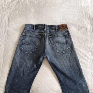 Lågmidjade jeans - Ett par skitcoola lee jeans som har jättefina detaljer. Dom är Lågmidjade och bootcut😍. Säljer pga för stora