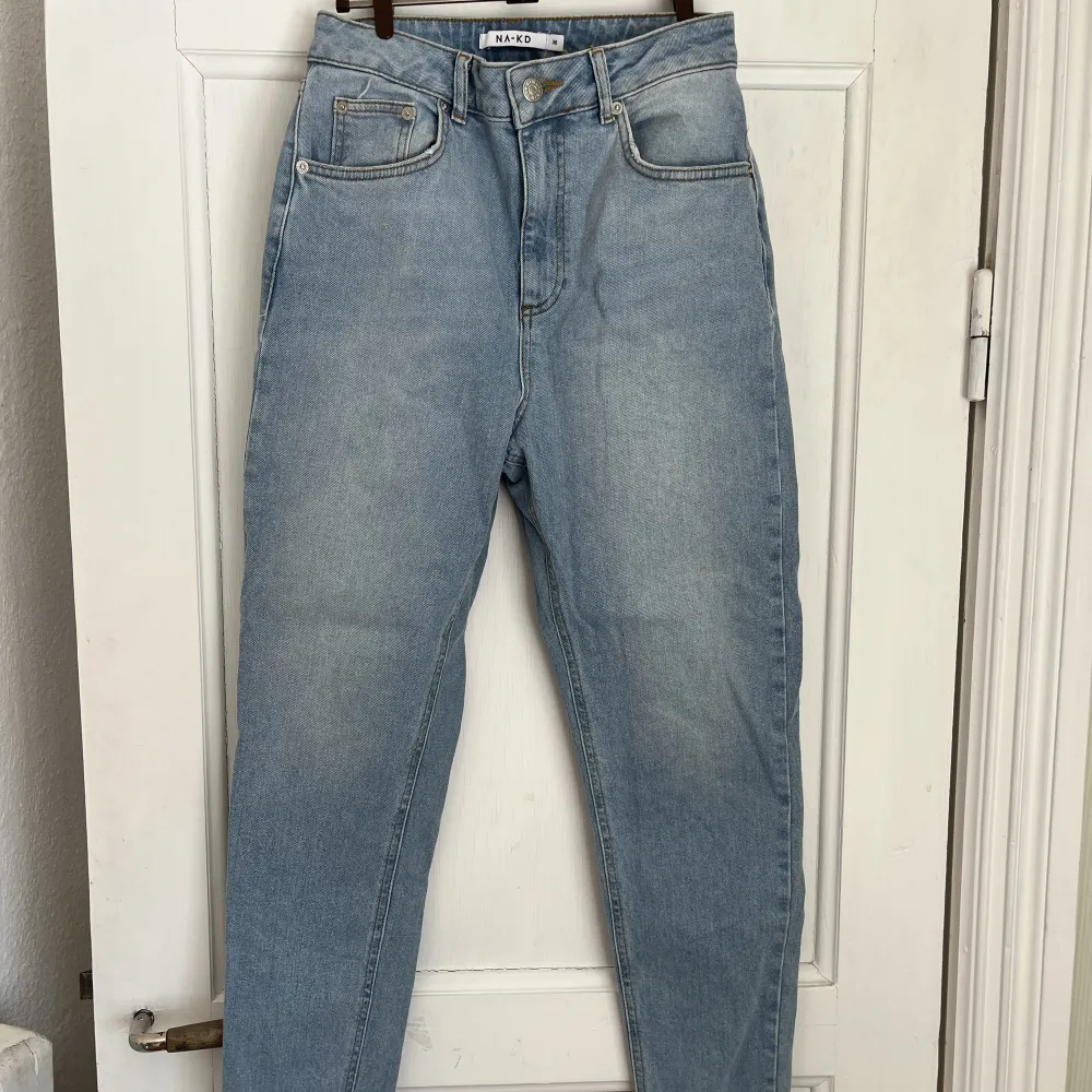 Helt oanvända NA-KD jeans! Tyvärr aldrig kommit till användning så är som nya🥰 nypris 399kr ❤️. Jeans & Byxor.