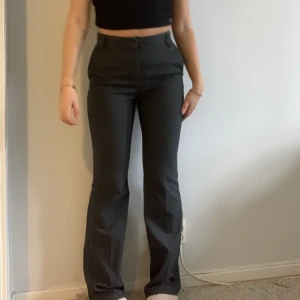 Kostymbyxor  - Hej! Säljer dessa så fina gråa kostymbyxor från märket ”Next”. Byxorna är i nyskick och bara använda fåtal gånger💕