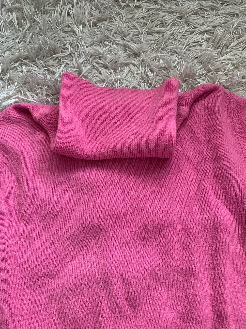 Rosa stickad tröja med krage! Nästan aldrig använd, strlek xs/s! Kommer såklart att strykas och tvättas en extra gång innan du köper den!. Toppar.