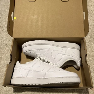 Nike skor - Säljer mina super snygga helt nya Nike skor💕Säljer pågrund av fel storlek❤️Nypriset ligger på 800, finns även med metallbrickor om man vill stoppa på (men dom är tagna från ett par andra skor så finns tecken på använding)❤️❤️Skriv om ni har några mer frågor🥰