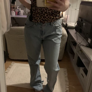 Jeans från levis - Jeans från levis Perfekta jeansen för en mer oversized look.  Jag är 164 cm lång och har s/m i byxor.  Snäppet stora för mig men köpte dom i syfte för en mer oversized look.  Hela och i bra skick.  Strl w34 l34 Modell 581