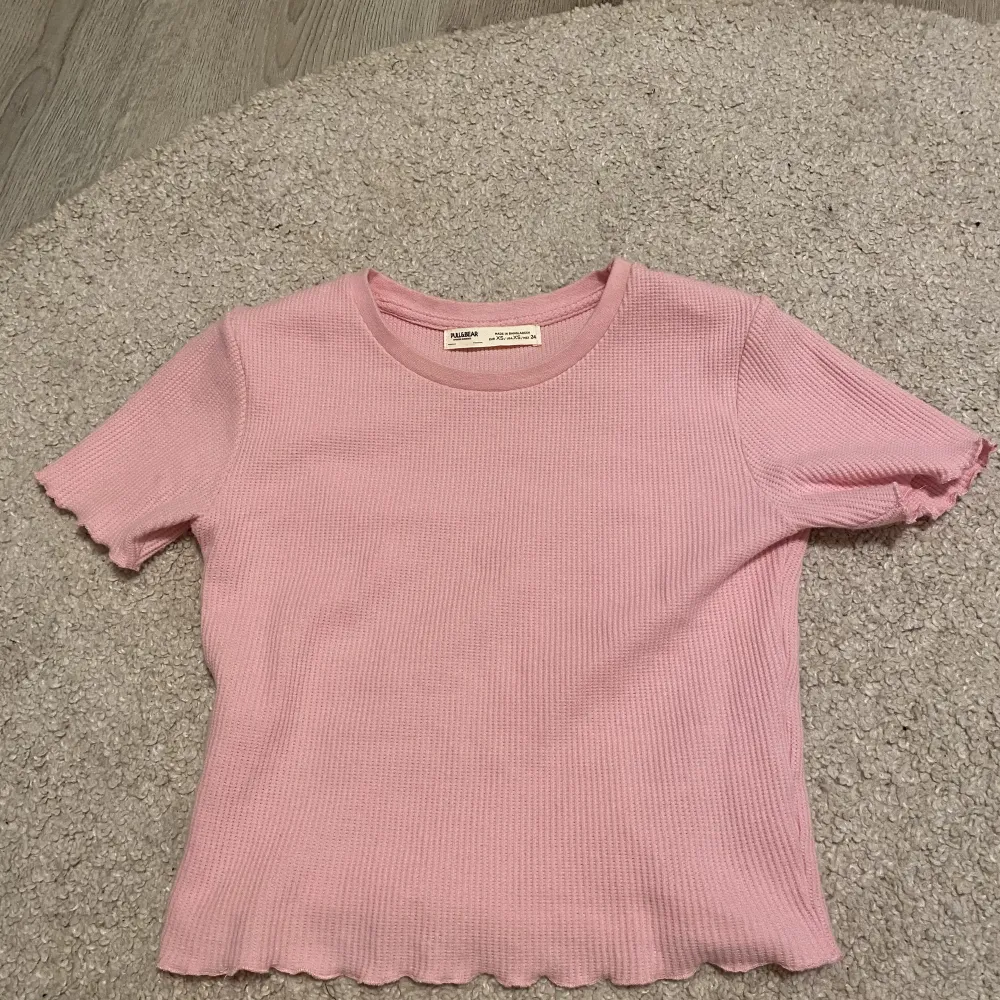 Rosa tröja från Pull&Bear!  Sparsamt använd och i mycket bra skick! Storlek XS💞💞. T-shirts.