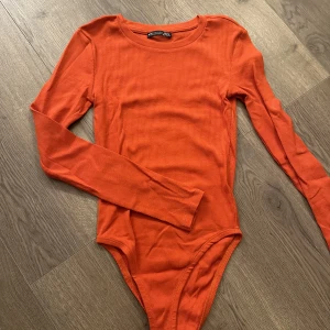 Body  - Orange body. Aldrig använd. Storlek S