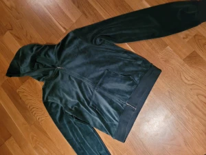 Juicy-tröja grön - Säljer min gröna Juicy-tröja i storlek 15-16 år men passar xs💗. Köp via "Köp nu" eller kontakta mig. 