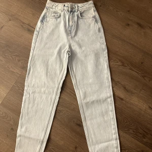 Zara jeans  - Använda 1 gång. St 32. 
