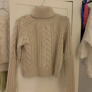 Stickad tröja  - Beige, stickad tröja från na-kd! Endast använd en gång. Säljer för 50 kr + frakt 💞💞