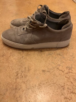 Arigato plattform sneaker - Säljer dessa pga jag inte använder dem längre. Skorna är i väldigt bra skick och är väldigt snygga. Nypris 1750. BIN: 650