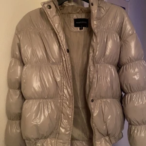 Jacka - Säljer min jacka från Asos. Använd många gånger men inga synliga defekter. Har endast gått upp i sömmen på armen inne i jackan, inget som märks av. 