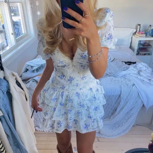 Zara klänning - Lånade bilder!! Säljer denna sjukt snygga zara klänning, aldrig använd. Storlek 38 men passar 36 också👌🏼❤️Nuvarande bud 550, avslutar söndag❤️