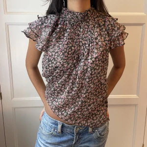 Perfekt sommarblus!🌸 - Superfin sommarblus! Fint skick som ny, med fina blommor på! Från NEO NOIR Står ingen storlek men sitter som S