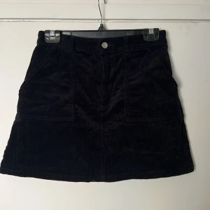 Manchesterkjol - Svart manchesterkjol från Monki. Strl 40. Knappt använd.