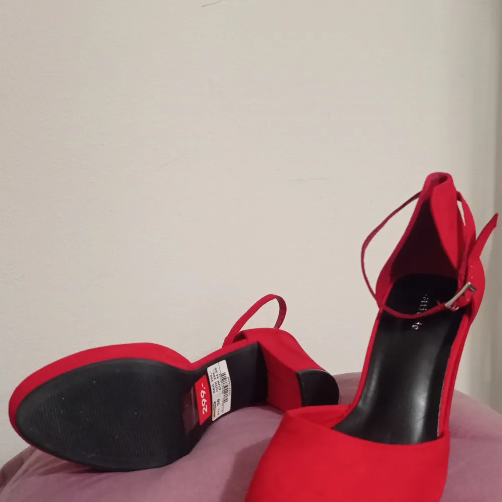 New never worn beautiful red pumps with platform  Chunky heel 9cm . Skor.