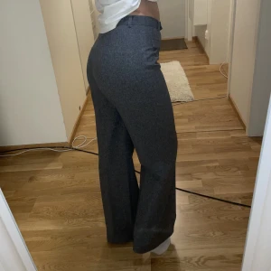 Grå kostymbyxor - Köpta i Polen. Aldrig använda.  Osäker på storlek men passar mig som har S i byxor. 