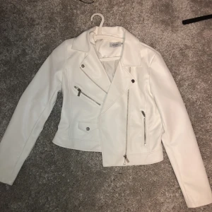 Vit kappa - En vit kort kappa i st s 