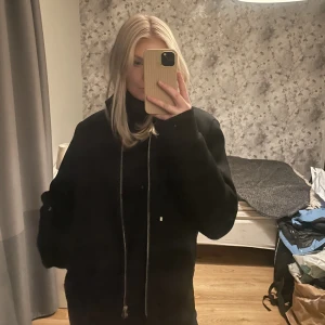 Jacka från cos - Säljer min jättesnygga bomberliknande jacka med en snygg krage från cos pga att den inte kommer till användning. Inte använd många gånger utan i bra skick! Passar perfekt till våren😍 