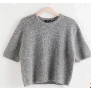 Lindex t-shirts  - Jättefin stickad T-shirt från Lindex. Knappt använd.💗🙌🏻 Är i strl Xs men passar likaväl en S och M då den är stretchig i materialet 