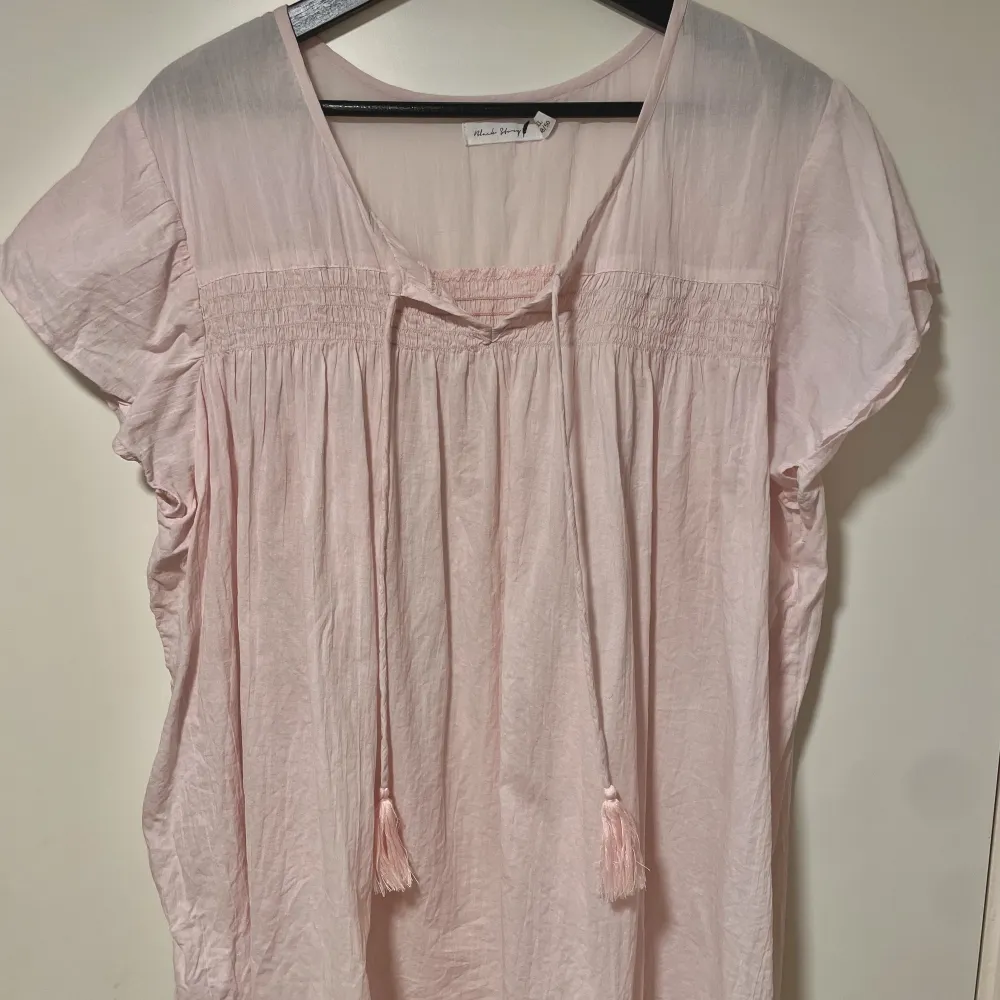 En fin sommarblus i rosa som jag köpt på secondhand. Jag har använt den mest som 