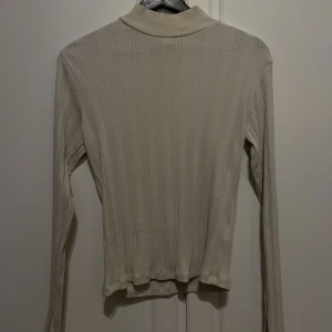 Långärmad tröja  - Knappt använd, lite stor i storleken och stretchig 