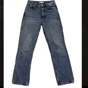 Jag säljer mina super snygga jeans från Zara som är i storlek 36 men jag skulle mer säga 34 och de är middle waist! Jag säljer pga att de är lite för korta på mig som är ca 170!💕 Skriv privat för funderingar eller mer bilder!