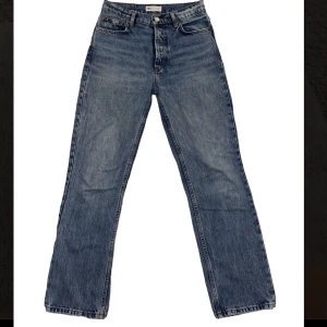 Zara Jeans  - Jag säljer mina super snygga jeans från Zara som är i storlek 36 men jag skulle mer säga 34 och de är middle waist! Jag säljer pga att de är lite för korta på mig som är ca 170!💕 Skriv privat för funderingar eller mer bilder!