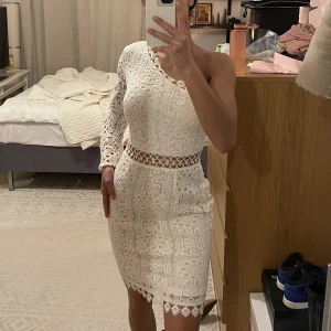 Snygg studentklänning  - Helt ny och oanvänd studentklänning 