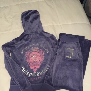 Juicy couture - Juicy couture tracksuit lila. Dressen är i nyskick, använd vid 5 tillfällen. 