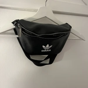 Midjeväska Adidas - Fint skick. Finns ett litet innerfack och bandet är reglerbart