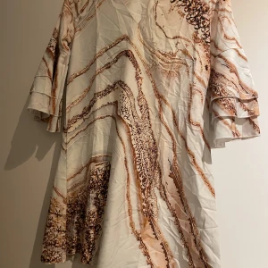 Klänning  - Fin härlig klänning som aldrig är använd. Mjukt tunt material 