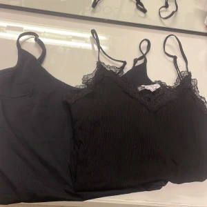 linne  - två linnen med v ringning, en med spets och en utan, en för 25 kr och båda för 35. 