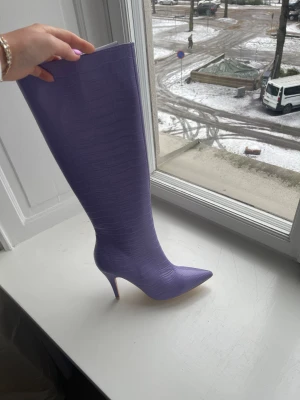 Stövlar från Nelly  - Sjukt coola, helt nya lila stövlar från Nelly!   Storlek:40. Helt slutsålda!! Nypris:899kr Möts upp vid Stadion eller så står köparen för frakten!  💘