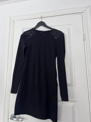 Klänning - Fin klänning med lite paljetter på axlarna. Xs-S i storlek