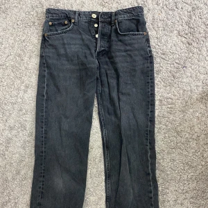 Zara straight midrise jeans - Ett par superfina straighta jeans midrise i storlek 38 som är helt slutsålda på zara💞använd ett fåtal gånger och säljer pga att de inte längre riktigt passar mig så bra. Har lite slitningar på fickorna och nere vid ändarna av jeansen. 