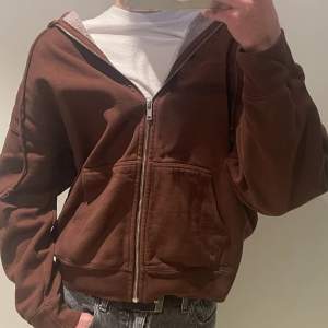 Riktigt söt Brandy Melville hoodie🧸💕 Köpt i London för ett tag sedan, men den är bra som ny!  Perfekt mysig hoodie, köpt för runt 430 sek🤎